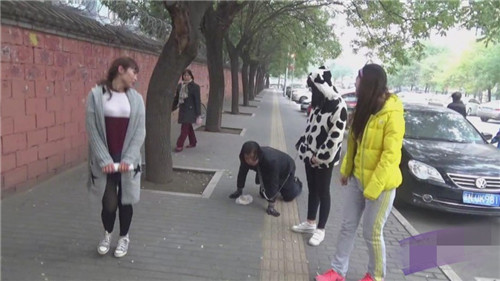 游坦之舔阿紫的脚照片 跪舔女神综合图片(9)(点击浏览下一张趣图)