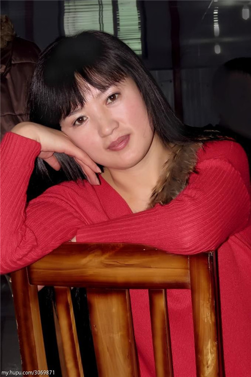 戴眼镜的中年美女图片 风韵犹存中年美女图片(点击浏览下一张趣图)