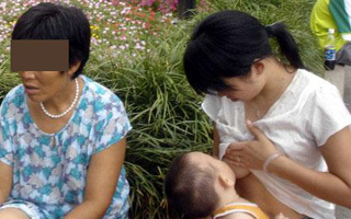 老婆给老公吃奶情节 女人给孩子吃奶的图片(2)(点击浏览下一张趣图)