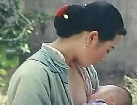 老婆给老公吃奶情节 女人给孩子吃奶的图片(3)(点击浏览下一张趣图)