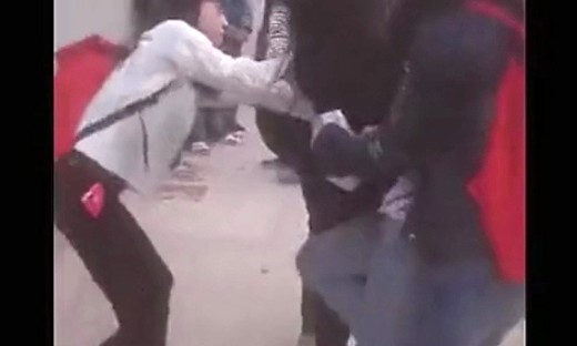 打小三扒小三裤子视频 初中女生遭围殴扒衣(2)(点击浏览下一张趣图)