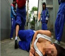 打小三扒小三裤子视频 初中女生遭围殴扒衣(4)(点击浏览下一张趣图)
