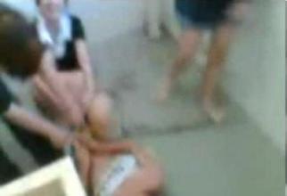 打小三扒小三裤子视频 初中女生遭围殴扒衣(6)(点击浏览下一张趣图)