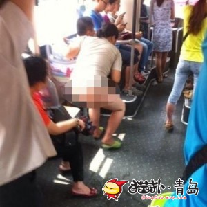 女子监控下大小便 清晰看到女子某部位很不雅(3)(点击浏览下一张趣图)