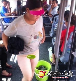 女子监控下大小便 清晰看到女子某部位很不雅(4)(点击浏览下一张趣图)
