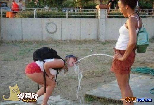 被尿憋急了的美女们图片：女生憋尿憋到尿裤子 美女内急尴尬图片 (4)(点击浏览下一张趣图)