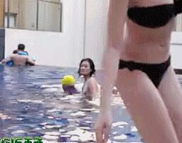 女人怎样能夹住阴茎啊撸管啪啪啪动态图 和老公一起洗鸳鸯澡(5)(点击浏览下一张趣图)