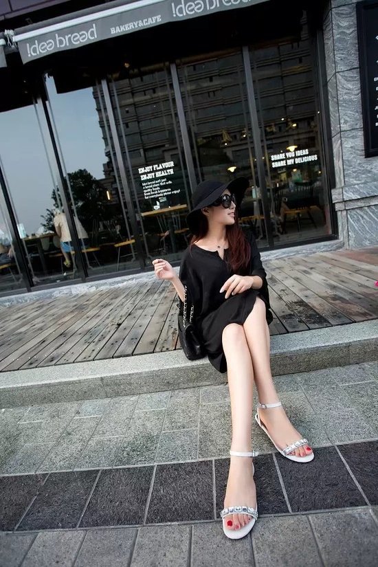 夹趾鞋吧街拍夹趾凉鞋女 2013夹趾鞋图片(点击浏览下一张趣图)