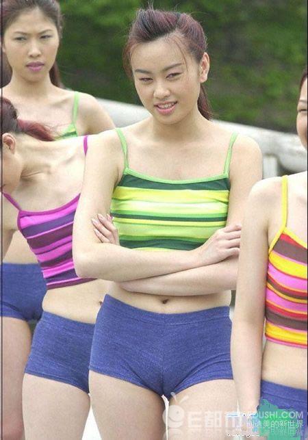 阴沟明显美女勒太紧图 挤b裤十大恶劣穿法(4)(点击浏览下一张趣图)