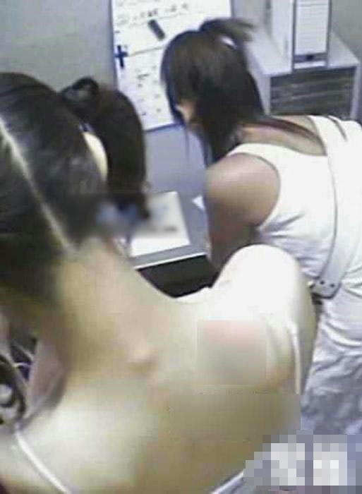 女小偷遭保安搜身图 保安强迫女小偷露胸(2)(点击浏览下一张趣图)
