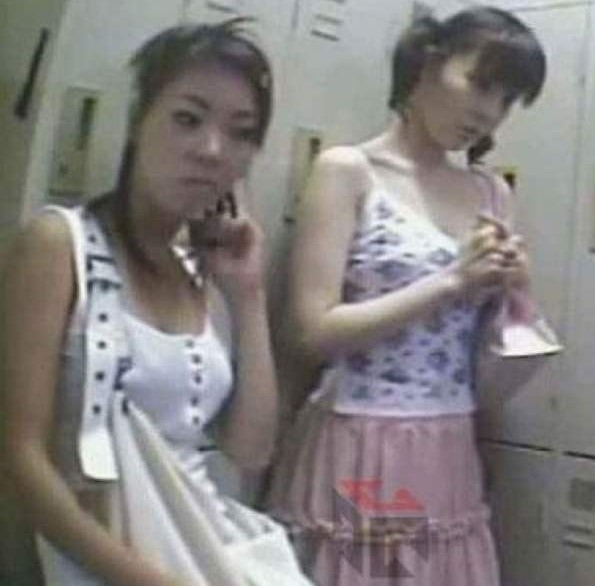 女小偷遭保安搜身图 保安强迫女小偷露胸(5)(点击浏览下一张趣图)