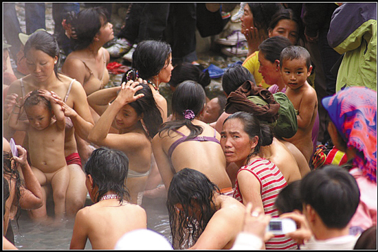 傈僳族澡塘艳浴图片：云南傈僳族男女共浴图(6)(点击浏览下一张趣图)