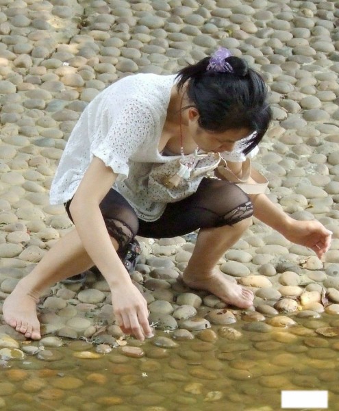 居高临下走光图片欣赏：姑娘不小心走了光(2)(点击浏览下一张趣图)