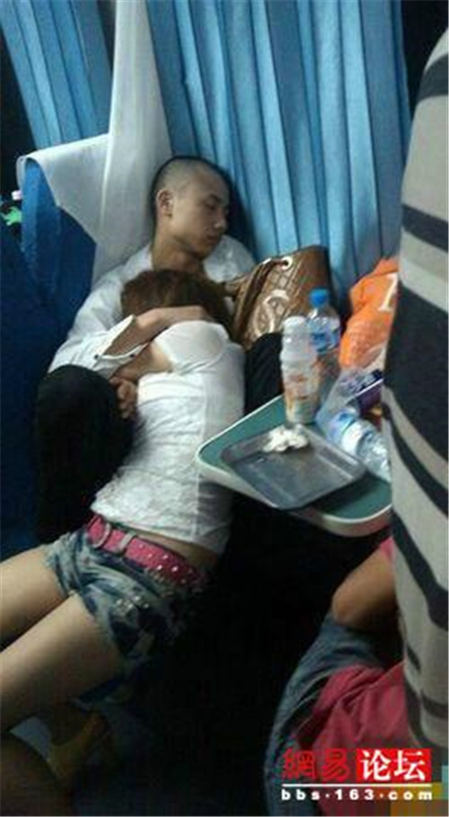 网吧八分钟网吧妹子销魂睡姿 网吧妹子睡姿图片(6)(点击浏览下一张趣图)