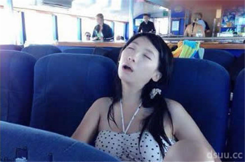网吧八分钟网吧妹子销魂睡姿 网吧妹子睡姿图片(9)(点击浏览下一张趣图)