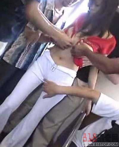 大巴卧铺上的咸猪手图片：咸猪手女子很享受实拍(4)(点击浏览下一张趣图)
