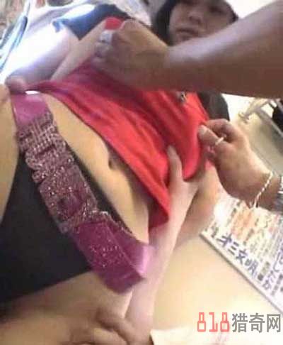大巴卧铺上的咸猪手图片：咸猪手女子很享受实拍(5)(点击浏览下一张趣图)