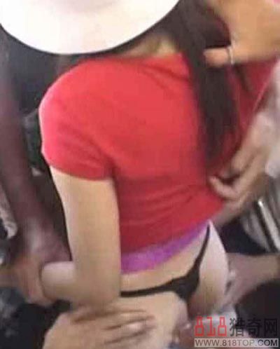 大巴卧铺上的咸猪手图片：咸猪手女子很享受实拍(8)(点击浏览下一张趣图)