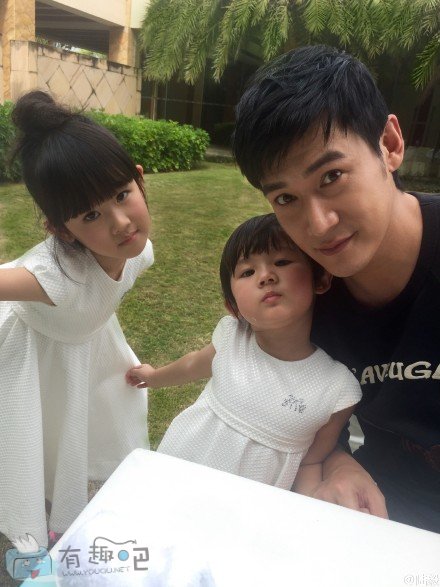 陆毅与两女儿合影(点击浏览下一张趣图)