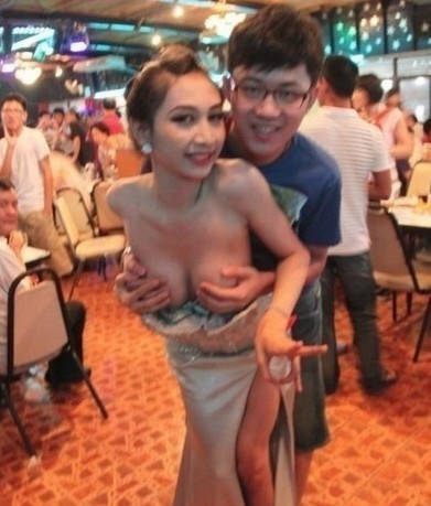 让男人心动的节日:传统摸奶节(5)(点击浏览下一张趣图)
