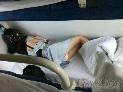 玻璃胶水挣扎美女文 美女涂满胶水 全身涂满胶水图片(6)(点击浏览下一张趣图)