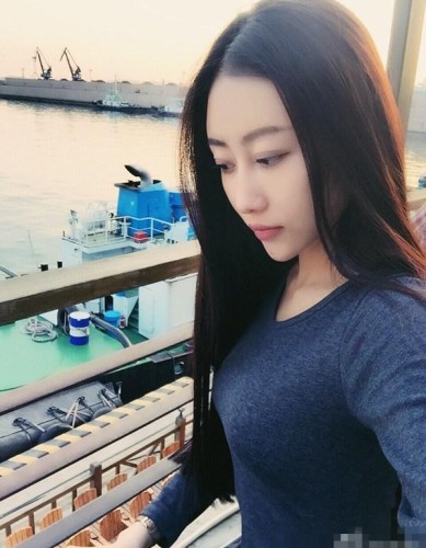 90后大连女性感老师走红网络(点击浏览下一张趣图)