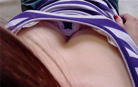 美女大领口弯腰 大领口衣服美女 夏天领口看见内衣图(点击浏览下一张趣图)