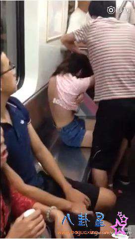 美女大领口弯腰 大领口衣服美女 夏天领口看见内衣图(5)(点击浏览下一张趣图)