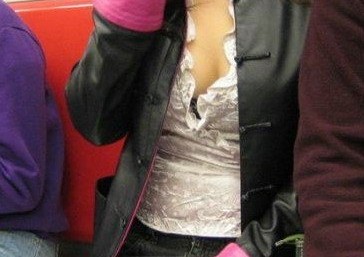 美女大领口弯腰 大领口衣服美女 夏天领口看见内衣图(7)(点击浏览下一张趣图)