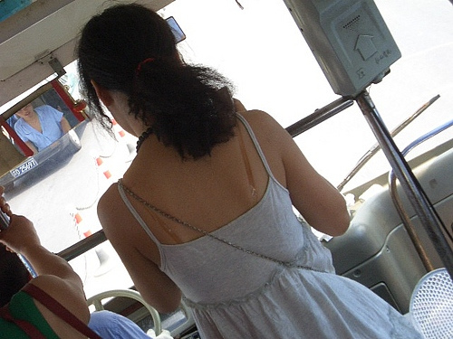 18美女弯腰时看到胸 美女领口内春光 美女领口的风光图片欣赏(10)(点击浏览下一张趣图)