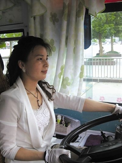 18美女弯腰时看到胸 美女领口内春光 美女领口的风光图片欣赏(11)(点击浏览下一张趣图)