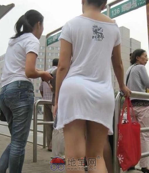 18美女弯腰时看到胸 美女领口内春光 美女领口的风光图片欣赏(12)(点击浏览下一张趣图)