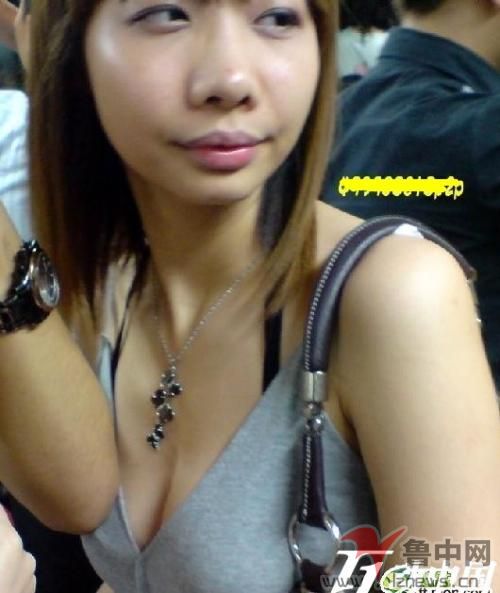 低胸真的不能在低了 领口太低俯身走光 夏天透过衬衫看见乳罩(3)(点击浏览下一张趣图)