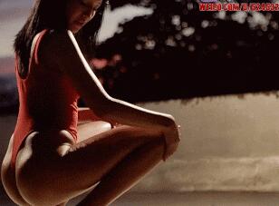 大笑qq表情图片：美女搞笑gif动态图片(6)(点击浏览下一张趣图)