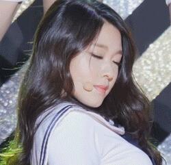 抱着老公吃奶图片：撩人的妹子gif(5)(点击浏览下一张趣图)