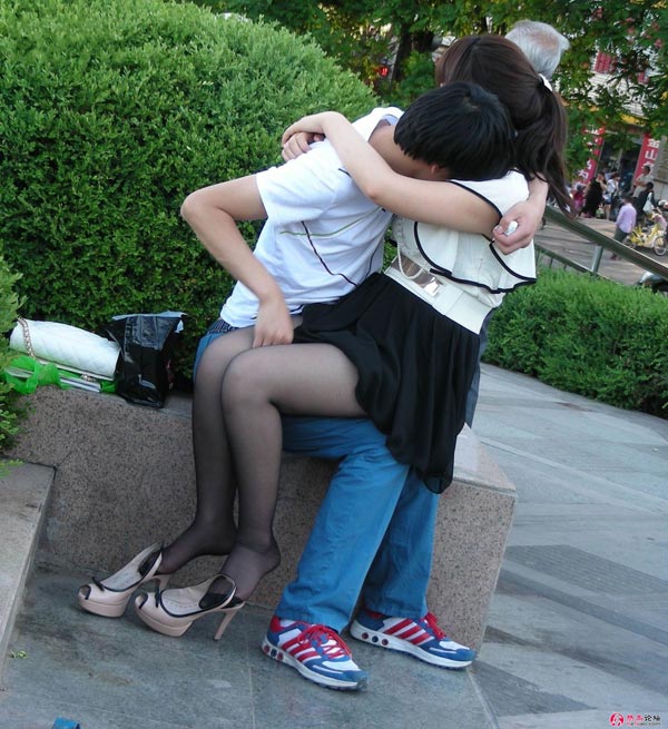 情欲男女公园激情全过程被偷拍(3)(点击浏览下一张趣图)