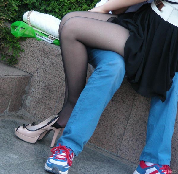 情欲男女公园激情全过程被偷拍(4)(点击浏览下一张趣图)