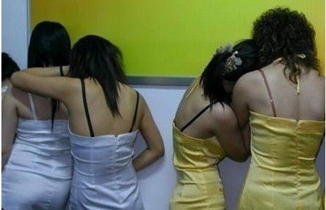 新疆扫黄打非图片欣赏 扫黄现场未穿衣服图：抓拍不堪入目扫黄现场(3)(点击浏览下一张趣图)