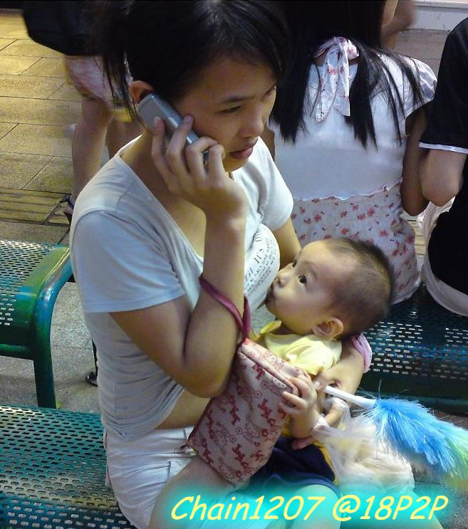 儿子扒妈妈的衣服喝奶图片欣赏 小孩扒妈妈衣服要喝奶(点击浏览下一张趣图)