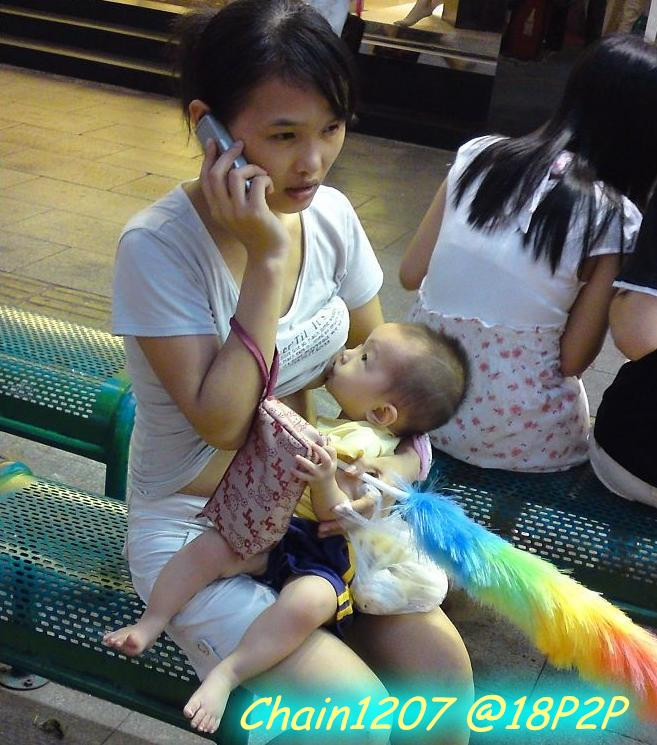 儿子扒妈妈的衣服喝奶图片欣赏 小孩扒妈妈衣服要喝奶(2)(点击浏览下一张趣图)