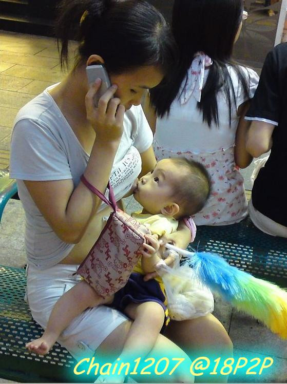 儿子扒妈妈的衣服喝奶图片欣赏 小孩扒妈妈衣服要喝奶(4)(点击浏览下一张趣图)