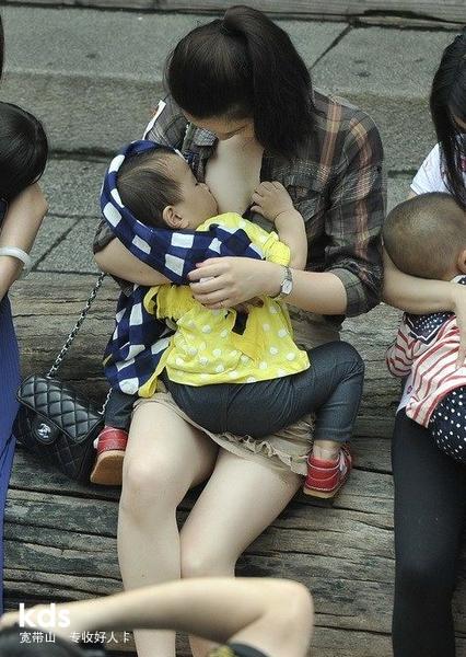 儿子扒妈妈的衣服喝奶图片欣赏 小孩扒妈妈衣服要喝奶(7)(点击浏览下一张趣图)