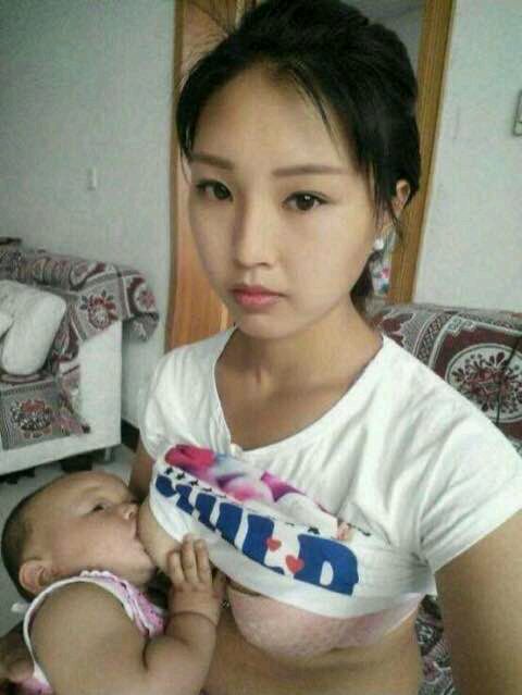 儿子扒妈妈的衣服喝奶图片欣赏 小孩扒妈妈衣服要喝奶(8)(点击浏览下一张趣图)