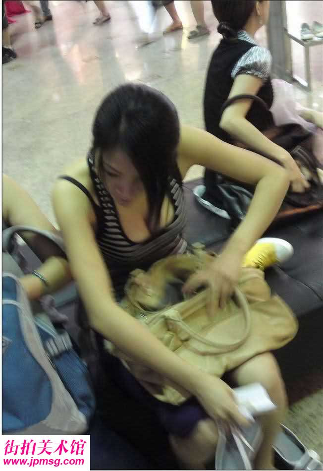 低胸真的不能在低了 女生弯腰捡东西图片：抓拍初一女生夏天弯腰(4)(点击浏览下一张趣图)