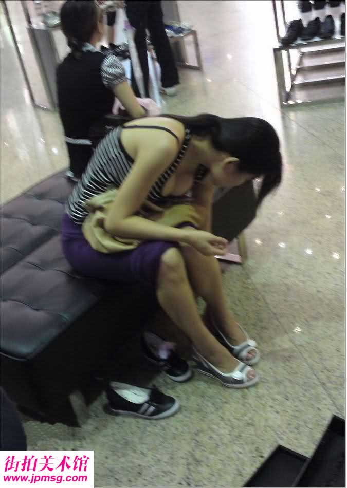 低胸真的不能在低了 女生弯腰捡东西图片：抓拍初一女生夏天弯腰(5)(点击浏览下一张趣图)