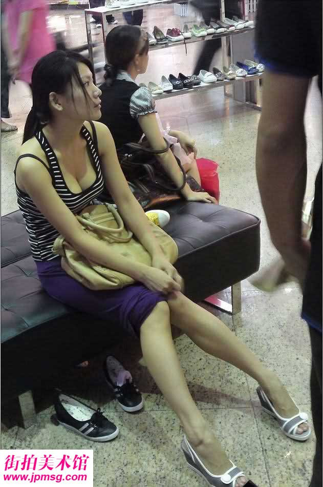 低胸真的不能在低了 女生弯腰捡东西图片：抓拍初一女生夏天弯腰(12)(点击浏览下一张趣图)