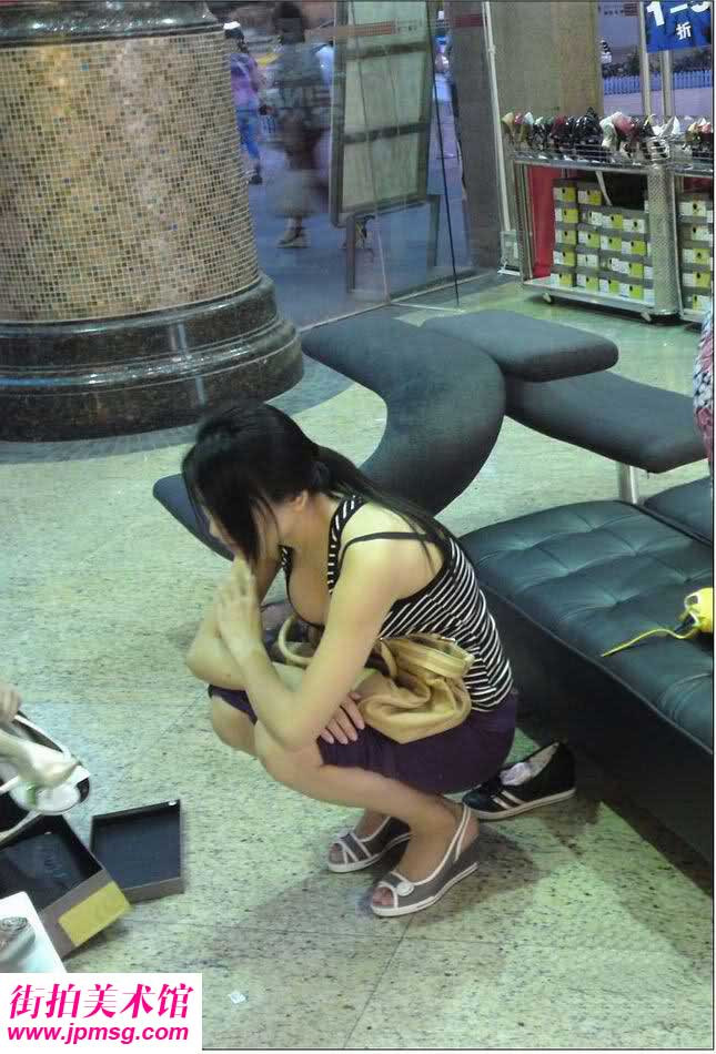 低胸真的不能在低了 女生弯腰捡东西图片：抓拍初一女生夏天弯腰(13)(点击浏览下一张趣图)