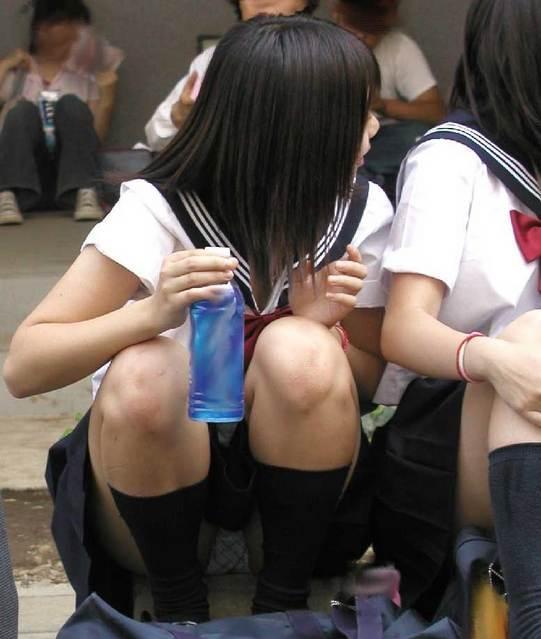 低胸真的不能在低了 女生弯腰捡东西图片：抓拍初一女生夏天弯腰(14)(点击浏览下一张趣图)