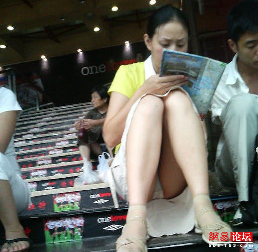 买菜弯腰图片：蹲着买菜遭偷拍 买菜走了光 忘穿内裤上街买菜(8)(点击浏览下一张趣图)