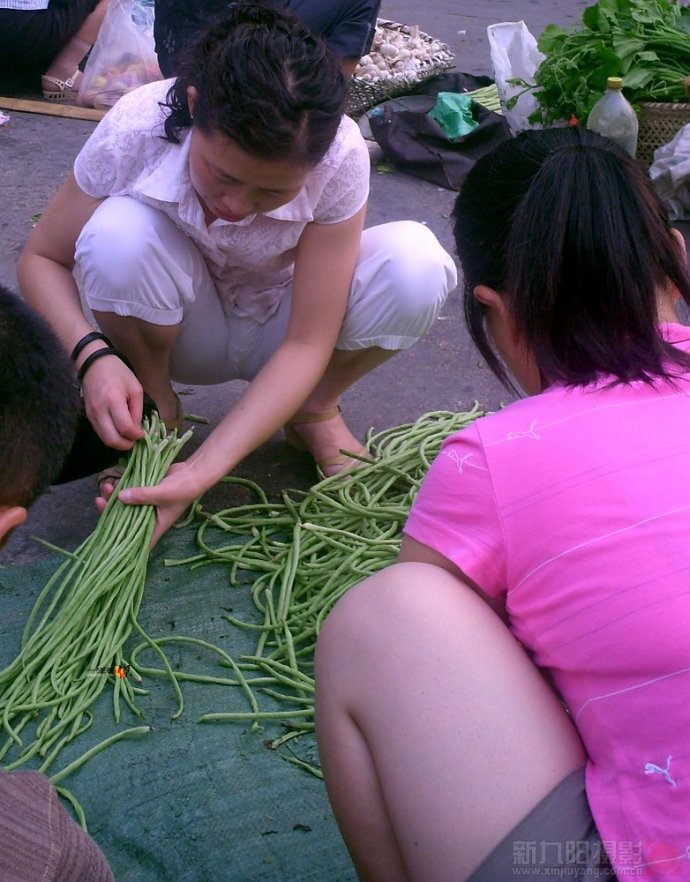 菜市场买菜妇女弯腰时 买菜都穿低胸装 冬天买菜图片(点击浏览下一张趣图)